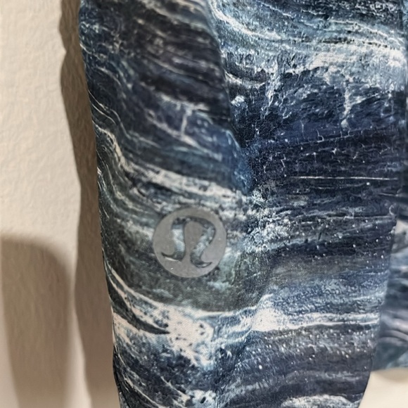 Lululemon multi color marble pattern speed short sz 8 3” has liner - Picture 3 of 6